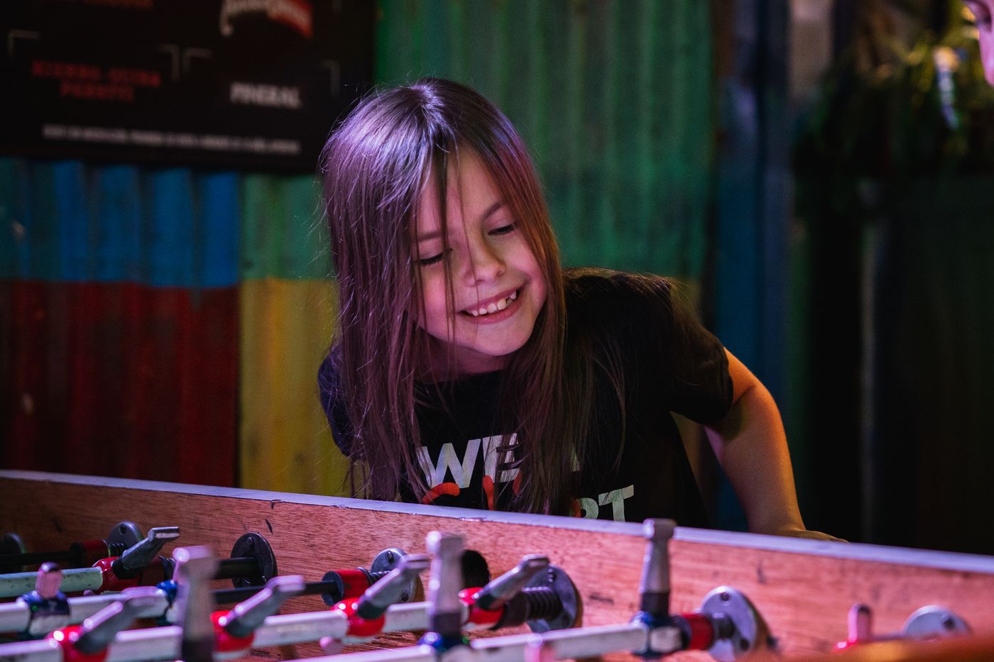 Nena sonriendo mientras juega al metegol en el espacio del show